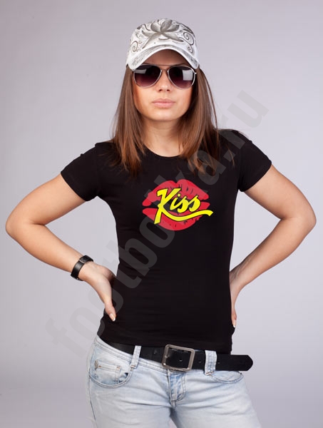 Модная футболка с надписью Kiss - лучшая одежда на лето